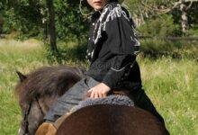 lovepik boy riding a horse picture 501490368.jpg665a4db3568e8 220x150 - تفسير حلم حصان بني هائج للعزباء